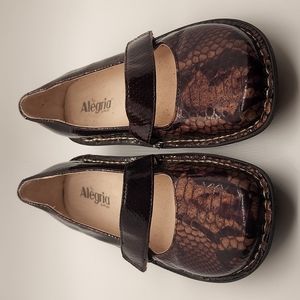 Alegria brown snake skin look leather mary jane clogs size 38
